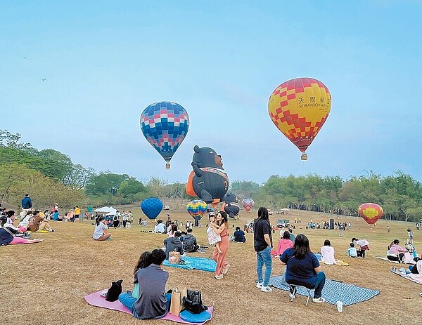遊客在西拉雅大草原上野餐,並與熱氣球拍照合影。(西拉雅國家風景管理處提供/程炳璋台南傳真)