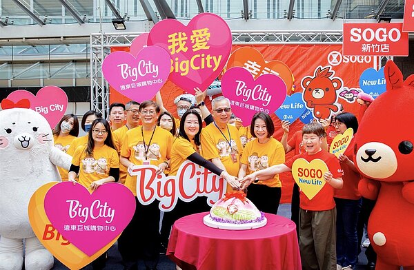 新竹Big City遠東巨城購物中心董事長李靜芳(右三)昨天帶領全體主管同仁慶祝巨城12歲生日,象徵圓圓滿滿、業績持續稱霸。圖/業者提供