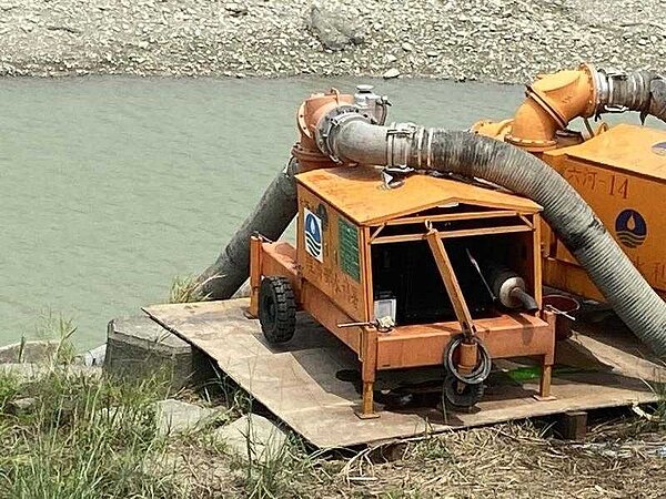 曾文溪川流量不足,南水局從水潭抽取補充到玉峰堰水源。圖/南水局提供