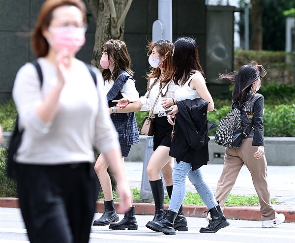 明天、周二氣溫逐日升,周三至周六白天熱如盛夏,北台灣高溫升至33度、中部35度、南部更達36度以上,陽光下活動,應注意防曬、防中暑。聯合報系資料照