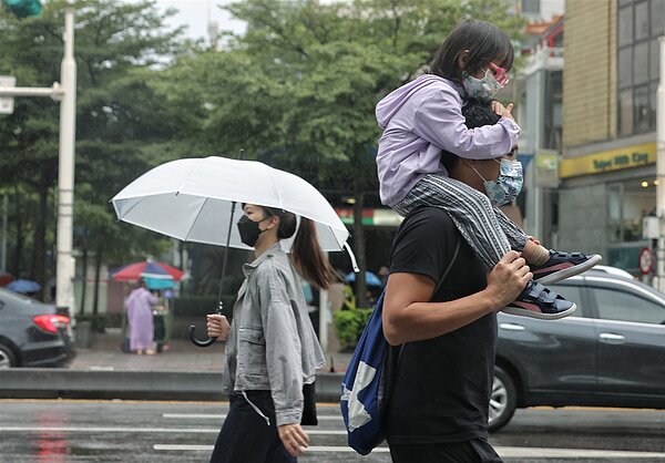 明天鋒面通過及東北季風增強,北部及東北部天氣轉涼,各地都有局部短暫陣雨或雷雨機率。 聯合報系資料照