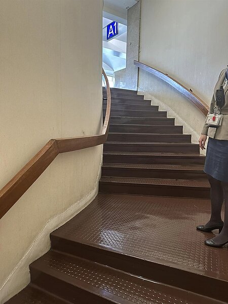 一名女網友發文指出，她在桃園機場遇到一名外國人搭訕「要約砲」，她嚇到趕緊離開，對方竟一路尾隨，甚至在樓梯處強吻她。圖擷自臉書《爆料公社》