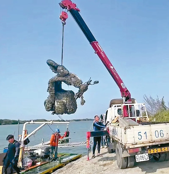 台南88槍擊案作案機車經多日打撈,昨天終於在曾文溪撈獲,但槍枝仍未尋獲。記者周宗禎/翻攝