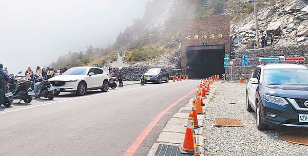 南橫公路梅山口至向陽段有條件開通將於5月1日滿1周年，吸引許多民眾上山。（民眾提供／蔡旻妤高雄傳真）