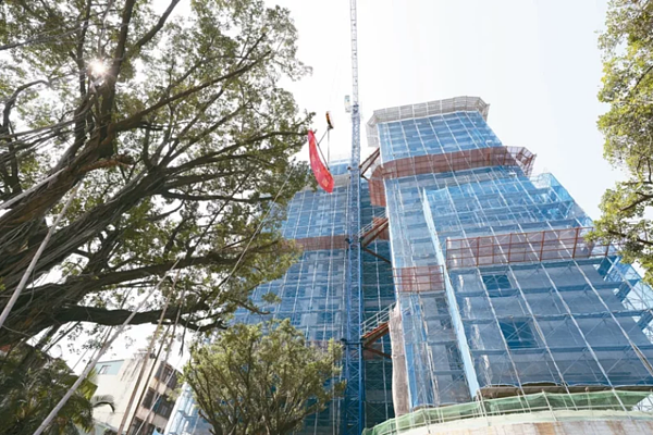 台中市東區東勢子段社宅建築主體已完成,昨天上梁,總共規畫100戶,預計明年中完工。圖/台中市政府提供