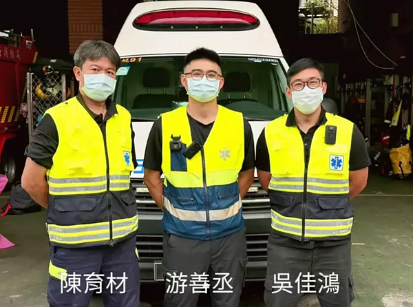 新北市深坑消防分隊隊員陳育材今天前往民宅協助安裝住宅警報器,驚聞該住戶80多歲張姓男子突然昏倒,無呼吸心跳,陳員立即施以CPR,並請家屬打119,深坑分隊救護車員迅速趕抵,由救護員吳佳鴻及游善丞接手送醫成功救回一命。圖/深坑消防分隊提供