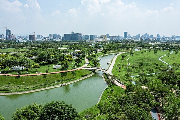 水湳經貿園區成台中房市指標戰場，台中市府斥資500億元打造豐富公設，集結住、商、文教三大元素。圖／中部房市業者提供