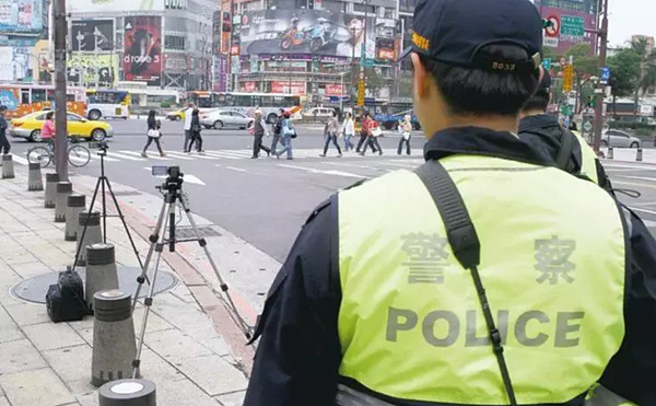 台灣交通被國外媒體報導為「行人地獄」，警政署明起路口安全大執法，重點取締不暫停讓行人先行通過等違規。圖／警政署提供