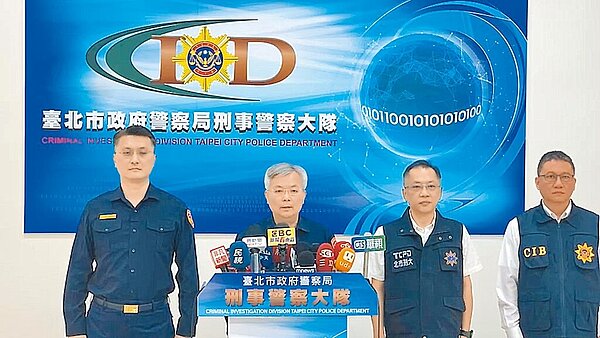 台北市警察局長張榮興(左二)4月30日舉行記者會,宣布逮捕11名涉嫌接應內湖槍擊案槍手逃亡的共犯,強調會持續追查在逃槍手,以及幕後藏鏡人。(警方提供/胡欣男台北傳真)