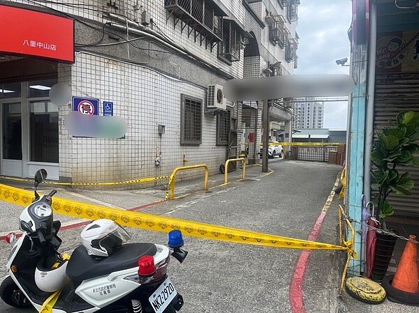 八里區台北鄉城社區門口驚傳槍擊,警方封鎖現場找到4枚子彈,其中2枚未擊發、2枚剩彈殼。記者林昭彰/翻攝