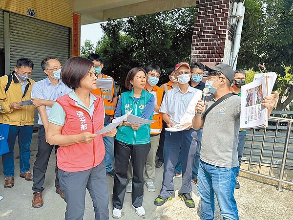 立委林靜儀(左二)和市議員張芬郁(左一)日前接獲民眾陳情,邀集相關單位前往會勘。公路總局表示,目前設置7組AI動態號誌,預計5月啟用,希望可以紓解當地交通。(台中市議員張芬郁提供/潘虹恩台中傳真)