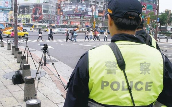 台灣交通被國外媒體報導形容是「行人地獄」，警政署今起全國路口大執法，重點取締不暫停讓行人先行通過等違規。圖／警政署提供