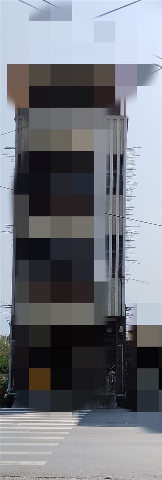 有網友意外發現透天建物兩側外牆插滿裸露鋼筋。圖/取自臉書社團路上觀察學院