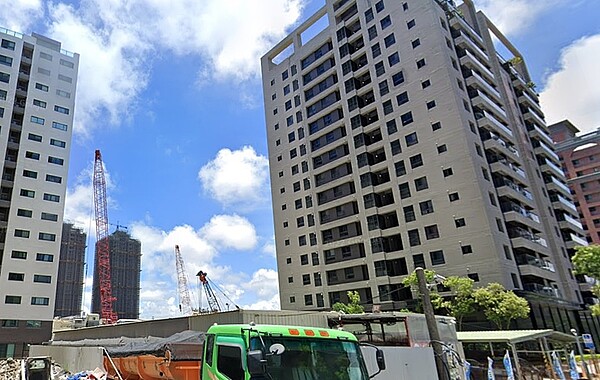 預售屋買氣冷「超難捱」...高雄業者使出「這手法」吸客 高雄楠梓有預售案以「低自備款」促銷方式吸客、並推出公司貸款,否則買氣急凍「真的難捱」。圖/google map