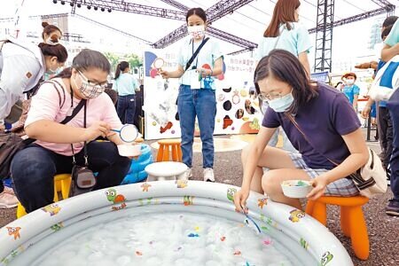 
農委會將展開近年規模最大的「動物保護法」修正草案，原本夜市撈金魚、烏龜等遊戲列為禁止，但農委會強調，主要是針對兔子等哺乳類動物管制。圖為正在撈金魚的民眾。（本報資料照片）
