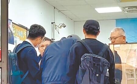 韓籍情侶檔來台自由行,女友不幸遇害身亡,涉殺人重嫌男友10萬交保並限制住居、每周一上午至新興分局前金分駐所報到,昨男友(中)偕律師(左1)、哥哥(右1)首度露面,上午7時26分許到派出所報到。(崔正綱攝)