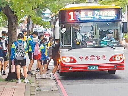 桃園市獲配的超徵稅收58億元,用於市區公車20公里免費、北北基桃1200月票等政策。(蔡依珍攝)