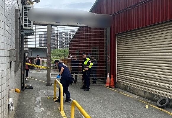 八里區前天發生槍擊案,警方封鎖現場採證,找到2枚未擊發子彈、2枚彈殼,疑似共開2槍。記者林昭彰/翻攝