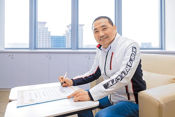 新北市長侯友宜簽署「職業安全衛生政策宣言書」,宣示新北市目標4年重大職業災害死亡人數降低5%、公共工程則降低25%。(新北市勞工局提供/陳慰慈新北傳真)