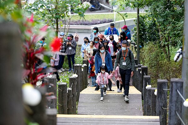 導覽老師為民眾介紹油桐花樹及客家文化。圖源:為記者范東平翻攝。