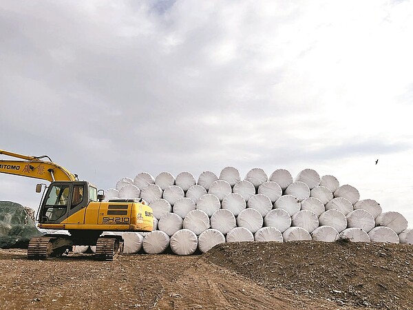 台南垃圾處理量能已飽和,每天有450公噸缺口,打包暫存的垃圾累積30萬公噸。圖/台南市環保局提供