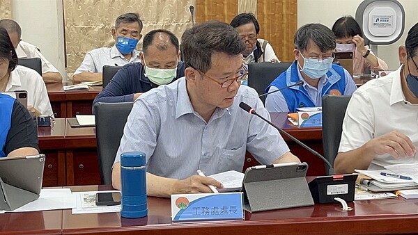 新竹縣政府工務處長江良淵今天表示,依違反建築法開罰建商、營造商及監造建築師,各處3萬元罰鍰,涉公安問題,交由新竹地檢署偵辦中。記者郭政芬/攝影