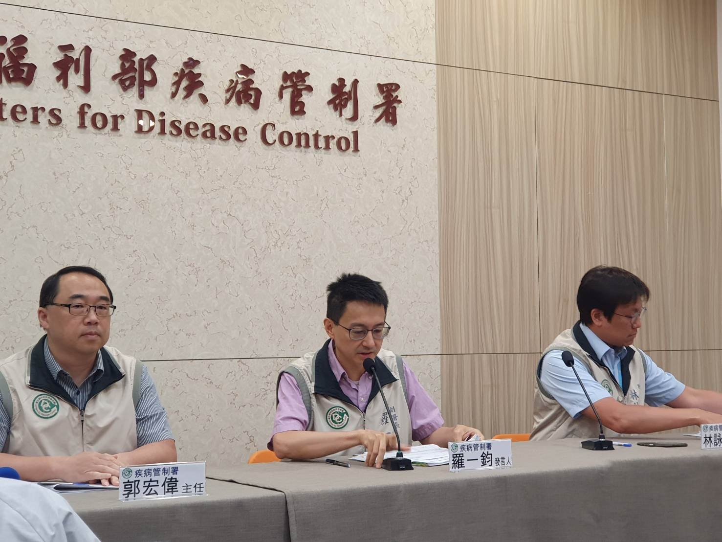 疾管署副署長羅一鈞（中）表示，新冠肺炎疫情正在緩升，預估5、6月會出現逐步上升情形，但疫情不會像先前這麼高。記者楊雅棠／攝影 