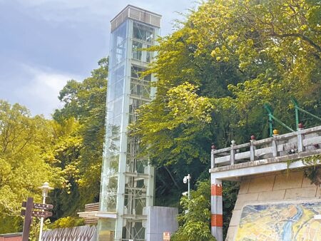 
桃園市大溪景觀電梯故障，因零件從國外進口，預計5月中下旬完成修復。（呂筱蟬攝）
