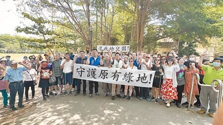 
200多名台南市仁德區民眾齊聚仁德正義公園，抗議該處的仁德國小附設幼兒園新建案遭「黑箱撤案」。（洪榮志攝）
