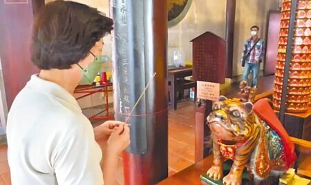 台南市北區祀典興濟宮供在案桌上陪祀的虎爺,頗受信徒的喜愛。(洪榮志攝)