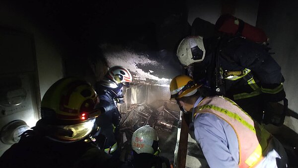 台中市北屯區中清路二段公寓在昨天深夜、今天凌晨傳出火警，一樓梯間有裝加壓馬達。記者陳宏睿／翻攝