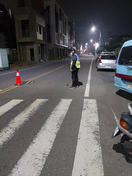 夜深人靜時，檢漏員沿途巡視馬路上消防栓、水表。圖／自來水公司第五區管理處提供