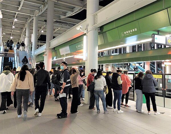 台中捷運因應假日運量增加,將自5月6日起假日加密班距。圖/中市府提供