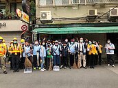 敦安里清掃活動　里長親帶隊