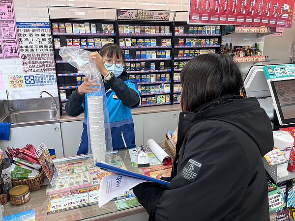 現場查核循環杯門市設置情形。圖/台中市府提供