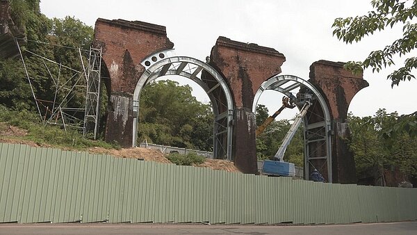 苗栗縣定古蹟龍騰斷橋加固工程鋼構鍍鋅支撐架,最近引發爭議。圖/民眾提供