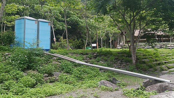 台東延平鄉避暑秘境「蝴蝶谷」，近日民眾戲水時發現公用流動廁所的糞水排入溪流，玩水興致瞬間打消，直呼「太噁心了」。圖／讀者提供