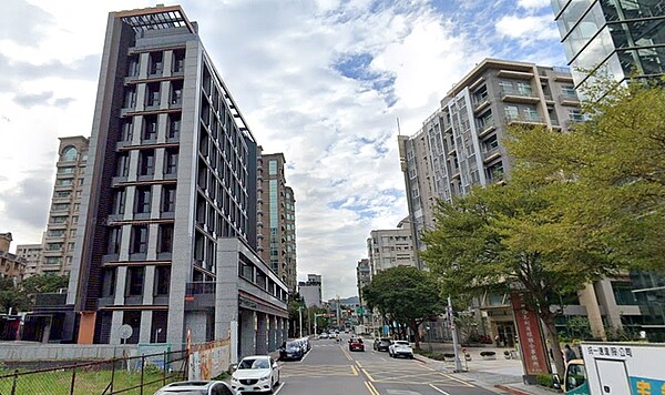 「這條路」全年竟零成交!老公寓創高價... 他揭「避不了的走勢」 陳泰源表示,大直地區乃至國內整個房市觀察,呈「量縮價盤整、緩跌跡象出現」。圖/google map