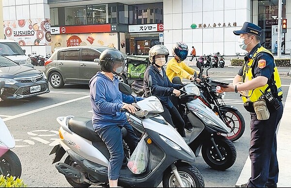 新興分局交通分隊小隊長舒懷民趁紅燈亮起後,拿起iPad,進行交通宣導。(翻攝照片/洪靖宜高雄傳真)