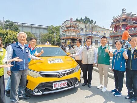 台南小黃公車首度開進山上、善化區,市長黃偉哲(右四)3日主持「綠2-1」線啟航。(曹婷婷攝)