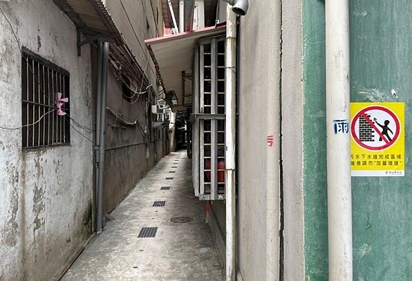 用戶接管工程施工後,後巷明亮乾淨,並設置標語提醒住戶不得加蓋增建。示意圖/新北市府提供