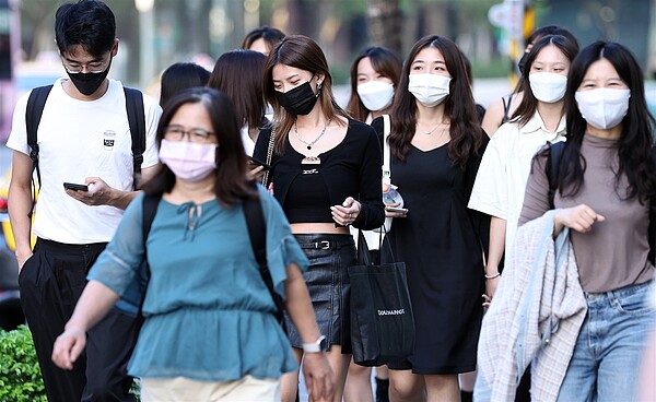 明天各地為多雲到晴天氣，皆有30度以上高溫。本報資料照片 