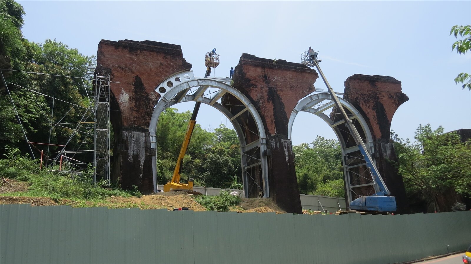 苗栗縣定古蹟龍騰斷橋結構受損,縣府為避免危險發包加固工程,遭批評讓古蹟走味引爆爭議。記者范榮達/攝影