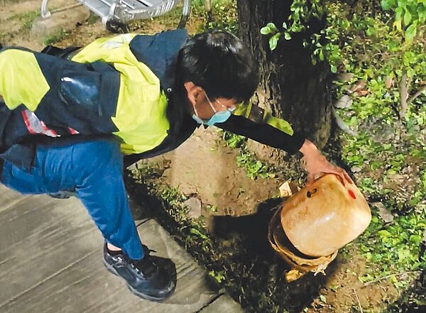 新北市三重區有民眾2日深夜經過龍濱路70號附近,赫然發現道路中央的分隔島被棄置一個骨灰罈,他嚇得趕緊通報警方。(民眾戴福志授權提供/黃敬文新北傳真)