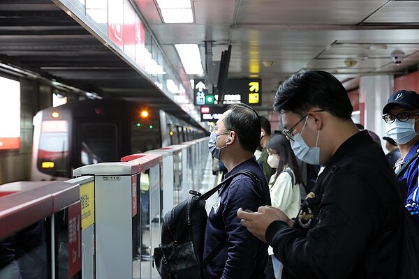 立委洪孟楷表示,1200月票光新北市每年所需經費就破百億,行政院特別預算編列3年200億元可能不夠。聯合報系資料照