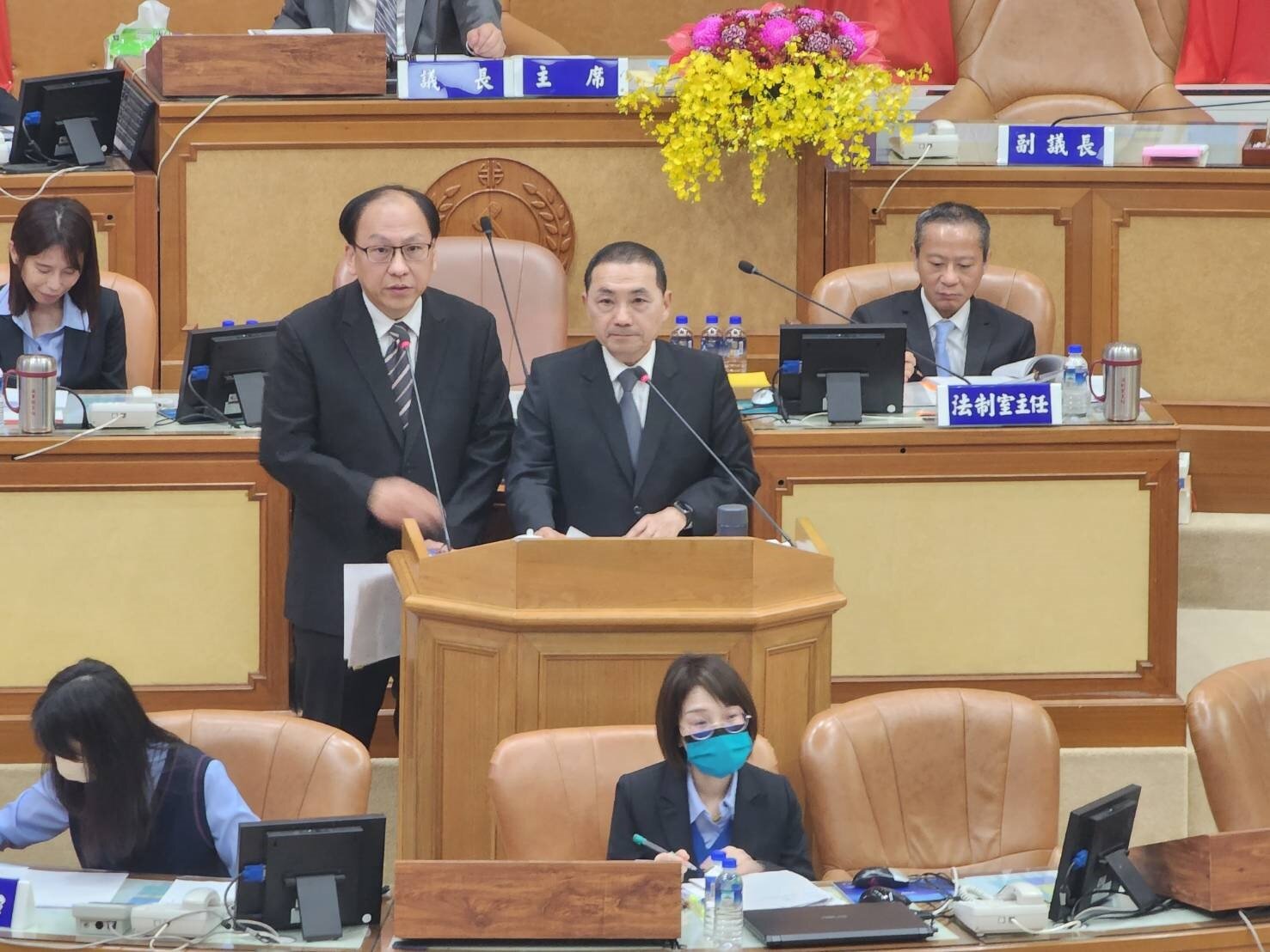 捷運局長李政安(左)則說,目前五泰輕軌綜合規劃計畫明年初提出,動工要道報告核定後才能進行發包動工,侯友宜表示希望2030年完工。記者李定宇/攝影