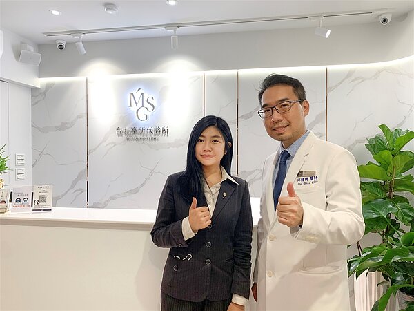 永慶房屋鄭心茹(左)精準過濾符合邱勝博院長(右)購屋需求的物件,助診所圓滿成交。圖/永慶房屋提供