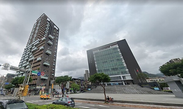汐東線要來了!汐止房價3年漲2成 4大生活圈撿便宜往「這」買房 汐止行政中心生活圈因周邊有運動中心、行政中心、市場及學校,生活機能便捷,平均交易總價1516萬,單價每坪44.93萬元,為四個生活圈中最高。圖/翻攝自Google Map