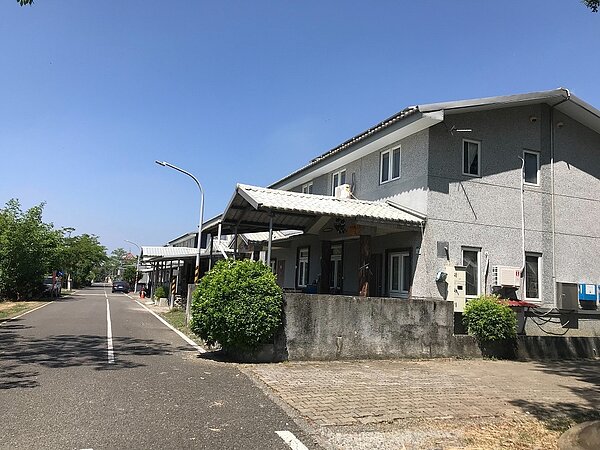 高雄大愛永久屋安置八八風災災民,近日有不少居民接獲房屋稅單,發現稅額暴增引發反彈。圖/議員林富寶提供