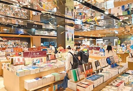 台北市誠品信義店（見圖）確定年底熄燈，建築物屬於台北文創的誠品松菸店確定接棒24小時營業，延續不打烊書店文化。（陳君瑋攝）